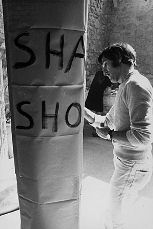 Alighiero Boetti in Amalfi for "Arte Povera più povere actions", 1968, Courtesy Lia Rumma