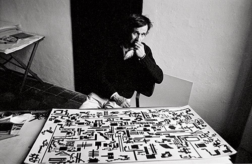 Alighiero Boetti in front of the Natural History of Multiplication in his studio in Trastevere, photo by Gianfranco Gorgoni