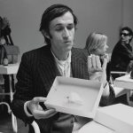 Alighiero Boetti con la farfalla di Io che prendo il sole a Torino il 19 gennaio 1969 – Biennale di Venezia 1980 – foto Giorgio Colombo