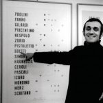 Alighiero Boetti davanti a Manifesto - Galleria Toselli di Milano, 1970 - foto Paolo Mussat Sartor