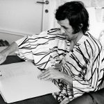 Alighiero Boetti durante la realizzazione del Dossier Postale a Milano, 1970 - foto Giorgio Colombo