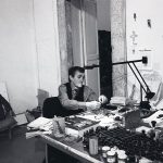 Alighiero Boetti nel suo studio, 1988 – foto Giorgio Colombo