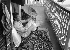 Alighiero Boetti in Zanzibar, 1985, photo Alessandra Bonomo