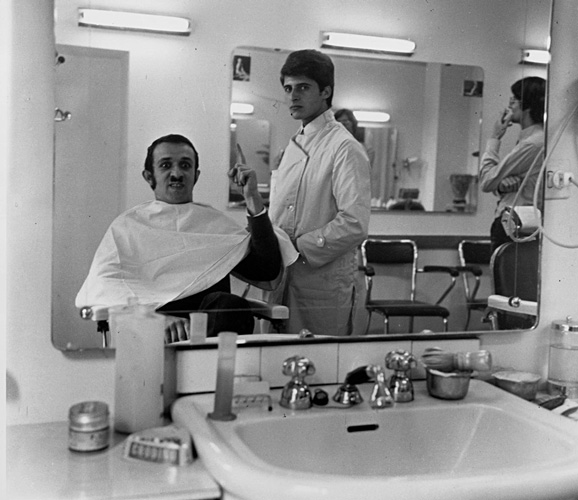 Alighiero Boetti with Giulio Paolini from the barber, photo by Anna Piva Paolini