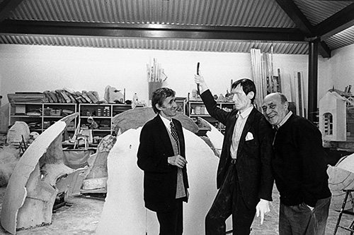 Alighiero Boetti, Arnaldo Pomodoro e Autoritratto. Foto di Carlo Orsi, 1993