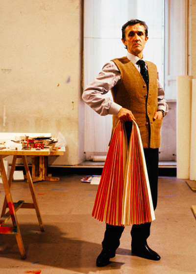 AB with his pleated paper in the Pantheon studio, photo by Randi Malkin Steinberger