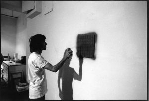 Alighiero Boetti alla galleria Toselli a Milano, 1970 - foto Giorgio Colombo