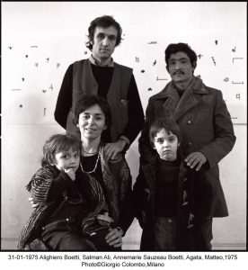 Alighiero Boetti con Annemarie, Matteo, Agata e Salman nel suo studio, 1975 - foto Giorgio Colombo