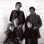 Alighiero Boetti con Annemarie, Matteo, Agata e Salman nel suo studio, 1975 – foto Giorgio Colombo