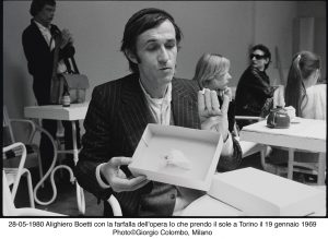 Alighiero Boetti con la farfalla di Io che prendo il sole a Torino il 19 gennaio 1969 - Biennale di Venezia 1980 - foto Giorgio Colombo