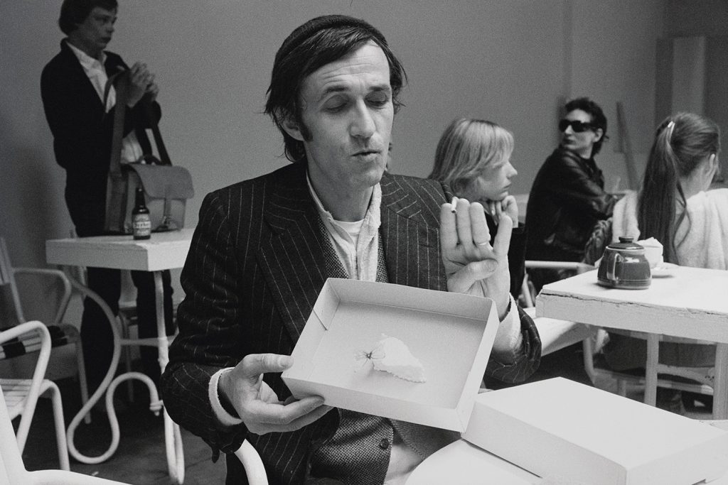 Alighiero Boetti with the butterfly of "Io che prendo il sole a Torino 19 Gennaio 1969" - Venice Biennale 1980, photo by Giorgio Colombo