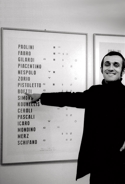  Alighiero Boetti davanti al Manifesto alla galleria Franco Toselli a Milano 1970, foto Paolo Mussat Sartor