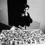 Alighiero Boetti davanti alla Storia naturale della moltiplicazione nel suo studio, 1976 - foto Gianfranco Gorgoni