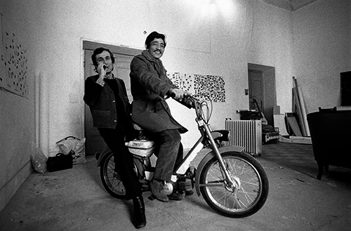 Alighiero Boetti e Salman Ali nello studio di Piazza S. Apollonia 3, 1975. Foto Giorgio Colombo