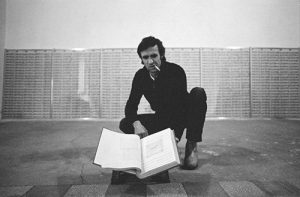 Alighiero Boetti allestisce nel 1978 alla Kunsthalle di Basel "720 lettere dall’Afghanistan », realizzata nel 1973-1974. foto di Gianfranco Gorgoni.