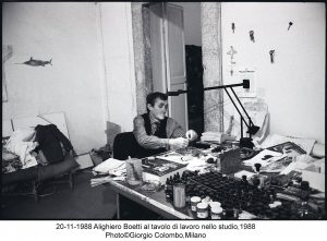 Alighiero Boetti nel suo studio, 1988 - foto Giorgio Colombo