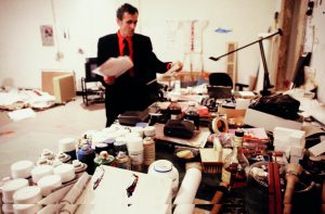 Alighiero Boetti nel suo studio, 1989 - foto Randi Malkin Steinberger