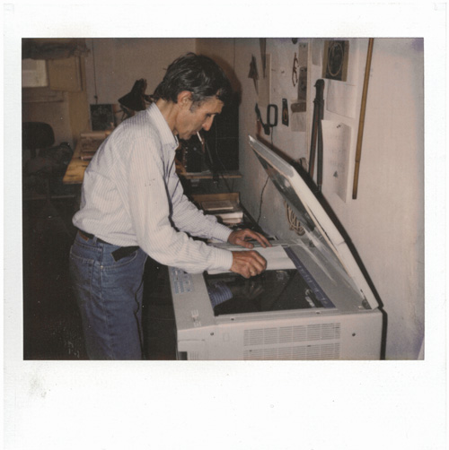 Alighiero Boetti nel suo studio, 1990 - Courtesy Archivio Alighiero Boetti