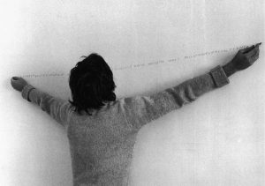 Alighiero Boetti scrive a due mani, 1970 - foto Paolo Mussat Sartor