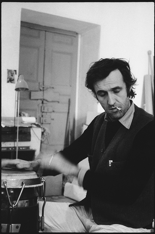 Alighiero Boetti davanti a Estate’70 nel suo studio romano, 1975 - foto di Antonia Mulas