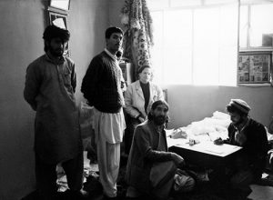 Il collaboratore Massimo Mininni con il maestro sufi Barang e i suoi assistenti, Peshawar Pakistan - Courtesy Archivio Alighiero Boetti