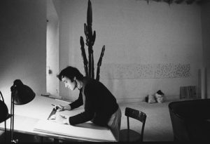 Alighiero Boetti in studio. Foto Giorgio Colombo